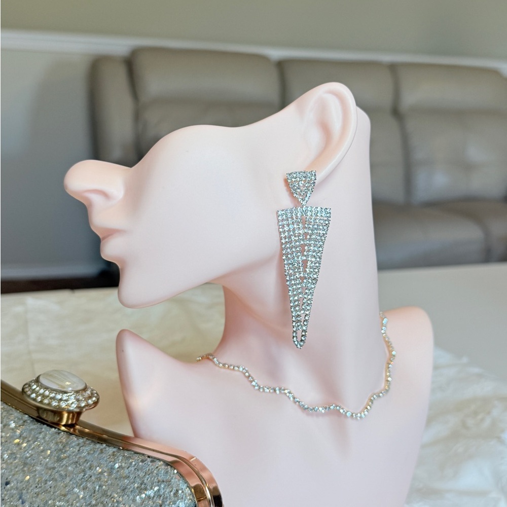 ⚜️ Luxury Silver Crystal Drop Earrings - Picture 4 of 9